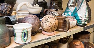 design 和 pottery from mount mercy university art students
