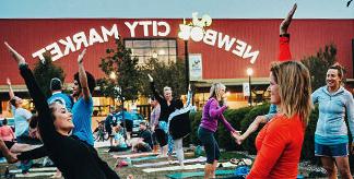 在NEWBO城市市场外做瑜伽