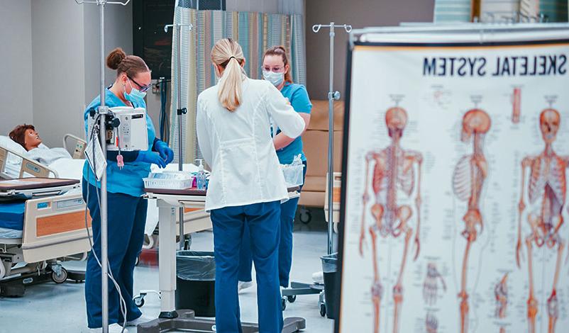 A student 和 professor using the state-of-the-art nursing sim lab