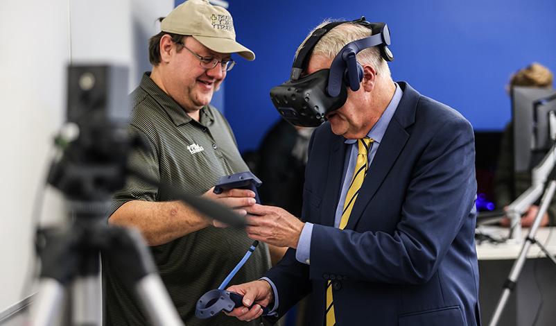 托德·奥尔森总统正在演示虚拟现实